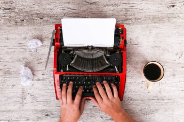 Daktilo ile kağıt ve masada kırmızı