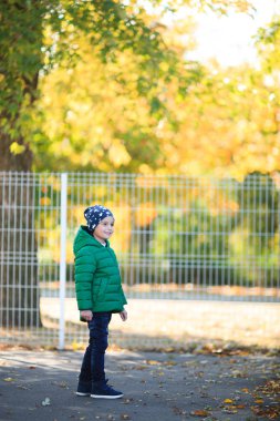 Sonbahar sokaklarda bir çocuk oynar