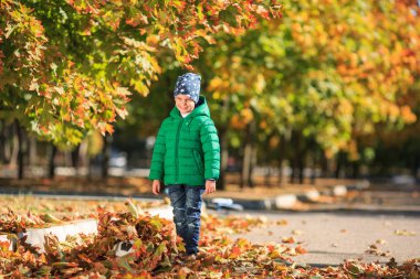 Sonbahar sokaklarda bir çocuk oynar