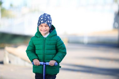 Sonbahar sokaklarda bir çocuk oynar
