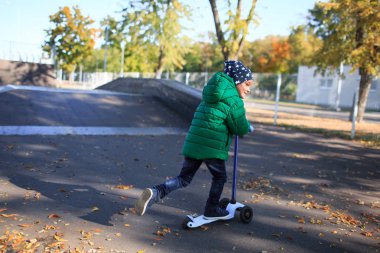 Sonbahar sokaklarda bir çocuk oynar