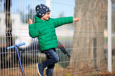 Sonbahar sokaklarda bir çocuk oynar