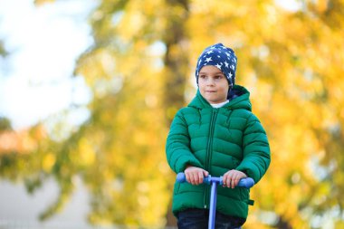 Sonbahar sokaklarda bir çocuk oynar
