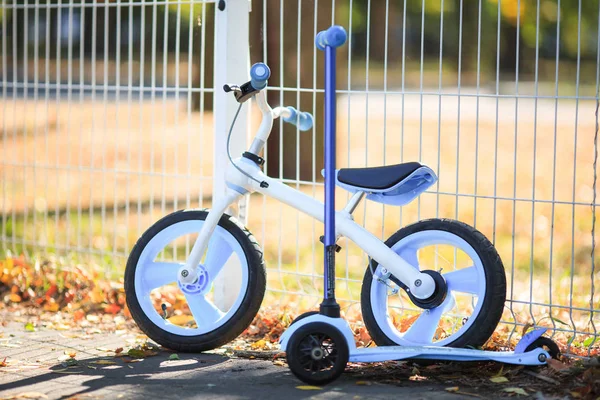 Una bicicleta moderna junto a un scooter moderno — Foto de Stock
