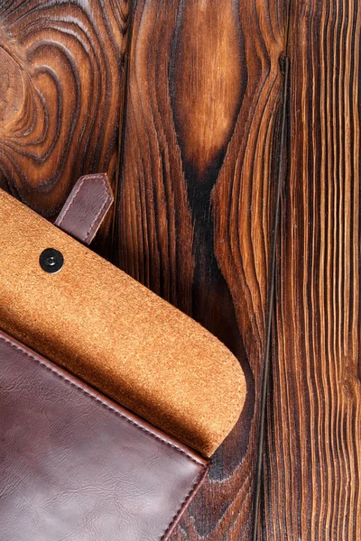 Leather wallet close-up on a brown wooden table — Stock Photo, Image