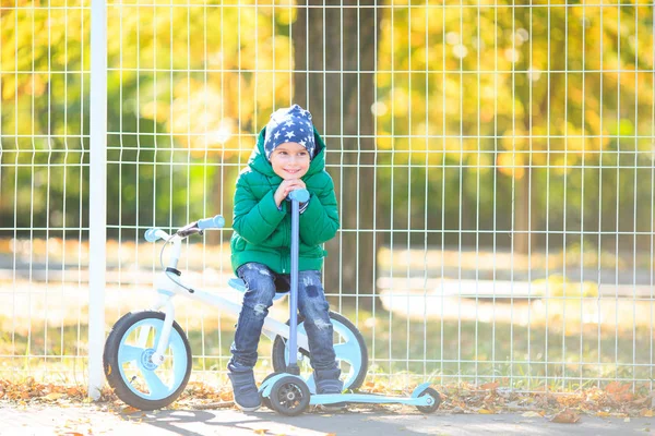 Мальчик играет осенью на улице — стоковое фото