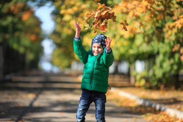 Sonbahar sokaklarda bir çocuk oynar — Stok fotoğraf