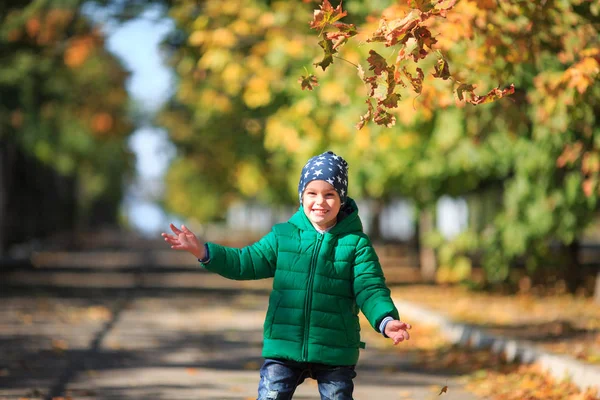 Sonbahar sokaklarda bir çocuk oynar — Stok fotoğraf