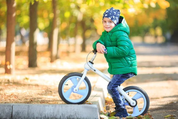 Un ragazzo gioca in autunno per strada — Foto Stock