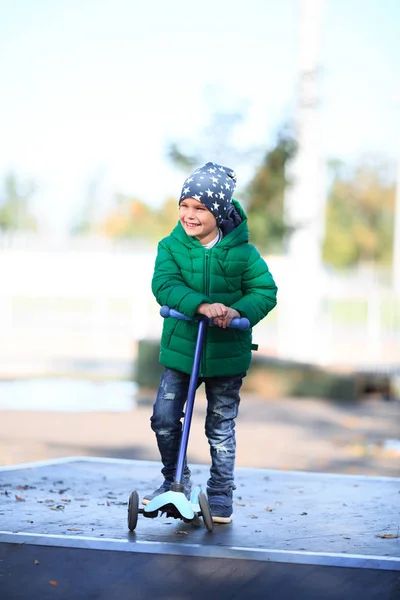 Ein Junge spielt im Herbst auf der Straße — Stockfoto