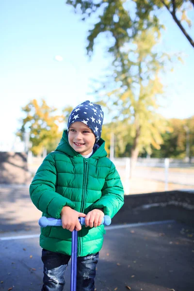 Ein Junge spielt im Herbst auf der Straße — Stockfoto