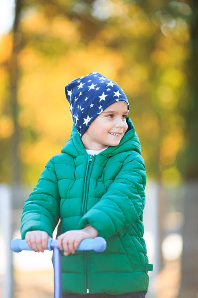 Мальчик играет осенью на улице — стоковое фото