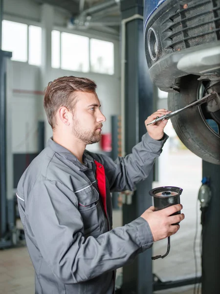 De monteur maakt het wiel van breuk aan auto 's — Stockfoto