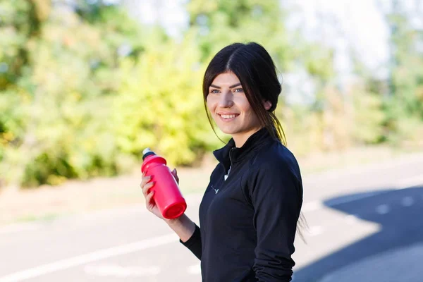 Bir şişe su için sokakta açık için sportif kızla — Stok fotoğraf