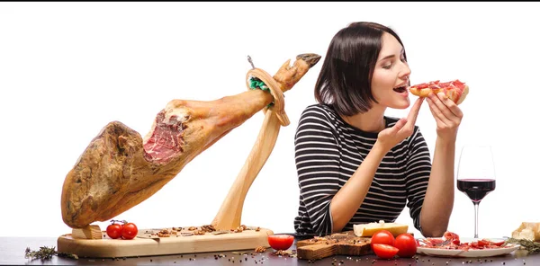 Jamon su uno stand primo piano su uno sfondo bianco isolato — Foto Stock