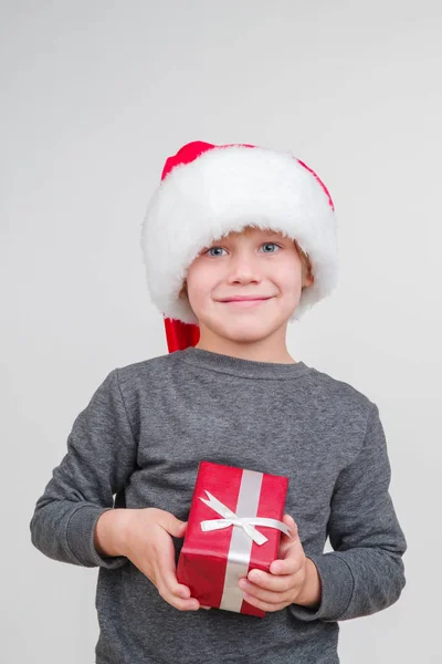 Petit garçon blond émotionnel au chapeau rouge festif. Petit Père Noël . — Photo