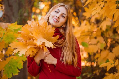 Genç güzel kadın ith kırmızı saç sonbahar Park.