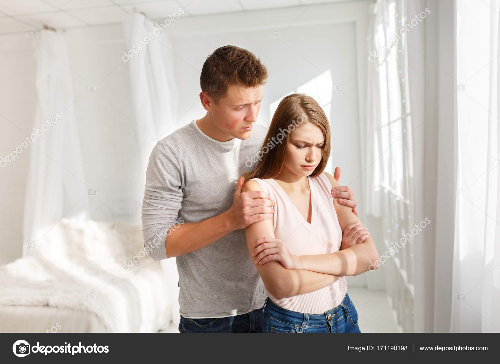 Ссора между парнем и девушкой. Молодая пара ругается