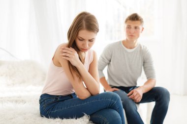 Bir adam ve bir kız kavgası. Genç bir çift yemin ediyor. Kavgalar ailelerde kavramı.