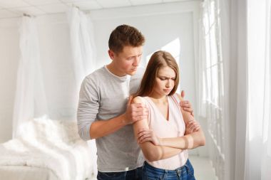 Bir adam ve bir kız kavgası. Genç bir çift yemin ediyor. Kavgalar ailelerde kavramı.