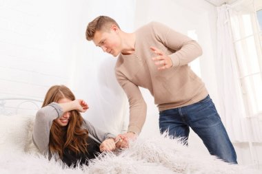 Bir kız sallanan bir adam onu vurmak istiyor