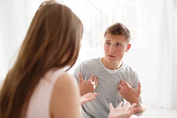 Streit zwischen einem Mann und einem Mädchen. schwört ein junges Paar. das Konzept der Streitigkeiten in Familien. — Stockfoto