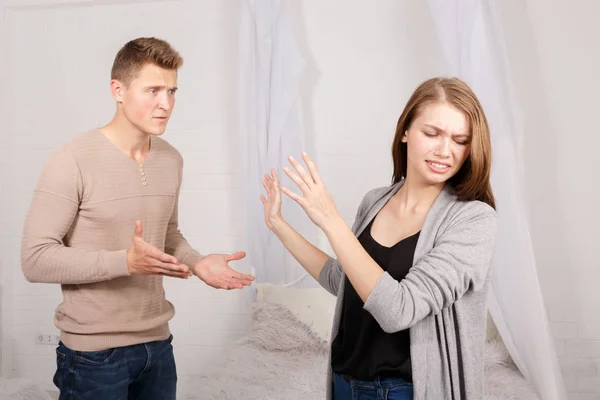 The quarrel of a guy and a girl — Stock Photo, Image