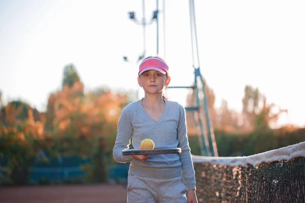 여자 테니스 선수 라켓과 그물에 의해 서 — 스톡 사진