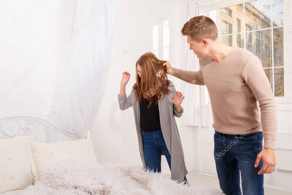 muzhiki-taskayut-za-volosi-trahayut-devushek-v-losinah-video-smotret