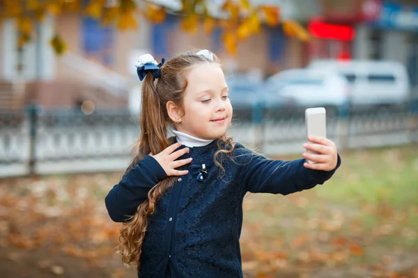 Το κορίτσι στέκεται στο πάρκο το φθινόπωρο — Φωτογραφία Αρχείου