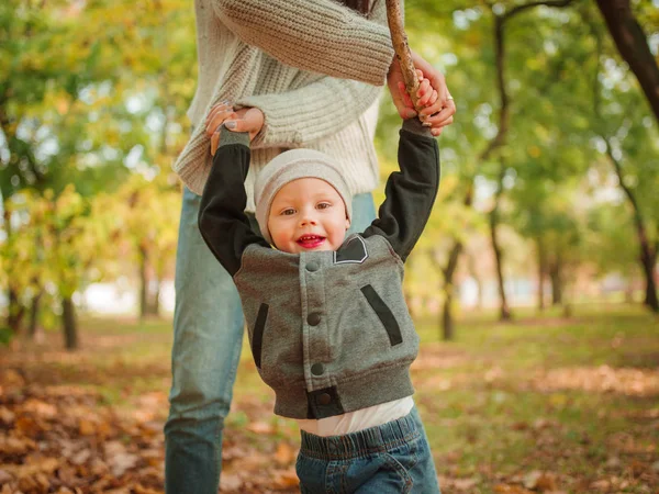 Mãe e seu filho no outono no parque — Fotografia de Stock