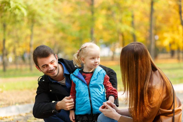 Família em um passeio no fundo do outono amarelo — Fotografia de Stock