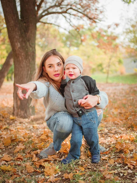 Mãe e seu filho no outono no parque — Fotografia de Stock