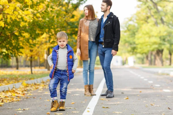 Famille, enfance, concept d'amour. Bonne famille jouant avec les feuilles d'automne dans le parc. Vacances en famille. Maman et papa avec fils . — Photo