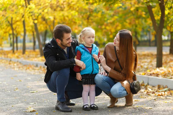 Família em um passeio no fundo do outono amarelo — Fotografia de Stock