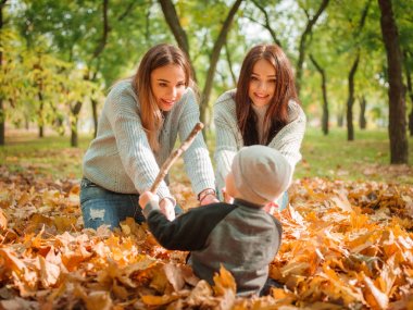 Anne ve oğlu sonbaharında Park