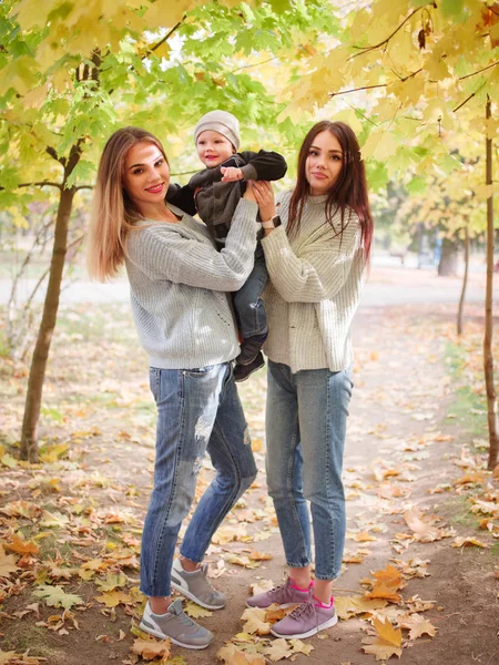 Mamma e suo figlio in autunno nel parco — Foto Stock