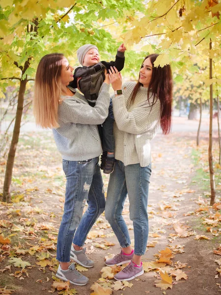 Mamma e suo figlio in autunno nel parco — Foto Stock