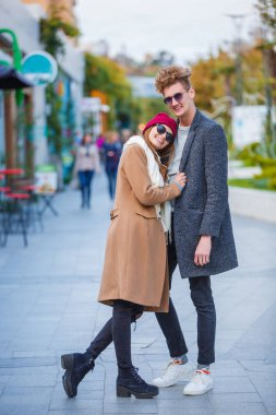 Eğleniyor ve açık havada birlikte gülerek güzel genç Çift.