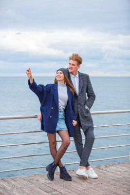 Eğleniyor ve açık havada birlikte gülen genç Çift.