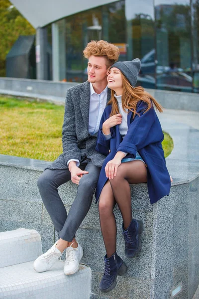 Alegre joven pareja tener divertido y riendo juntos al aire libre . — Foto de Stock