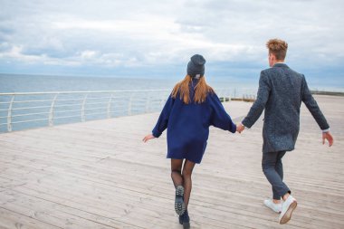 Eğleniyor ve açık havada birlikte gülerek güzel genç Çift.