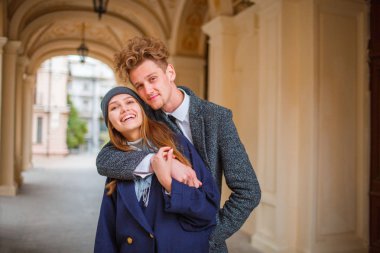 Eğleniyor ve açık havada birlikte gülerek güzel genç Çift.