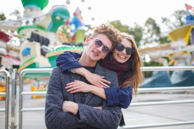 Eğleniyor ve eğlence parkında gülüyor güzel genç Çift.