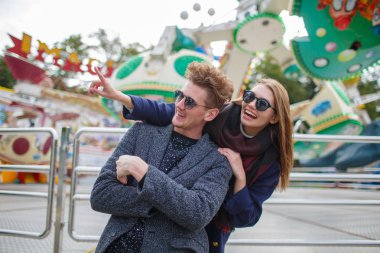 Eğleniyor ve eğlence parkında gülüyor güzel genç Çift.