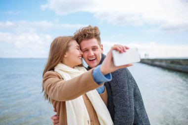 Eğleniyor ve açık havada birlikte gülen genç Çift.