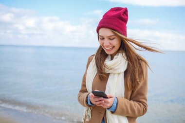 Şık giyimli kadın nehrin yanında having fun.