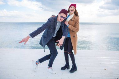 Eğleniyor ve açık havada birlikte gülen genç Çift.