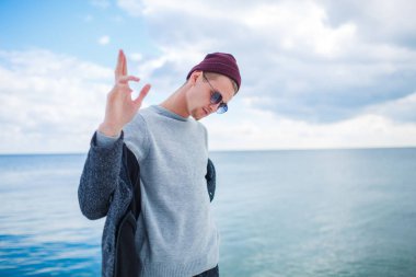 Yakışıklı çocuk doğa arka plan kameraya poz.