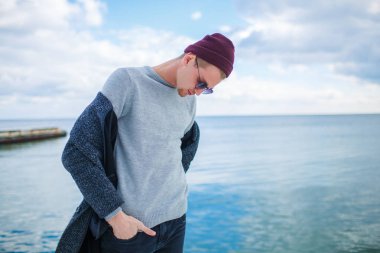 Yakışıklı çocuk doğa arka plan kameraya poz.